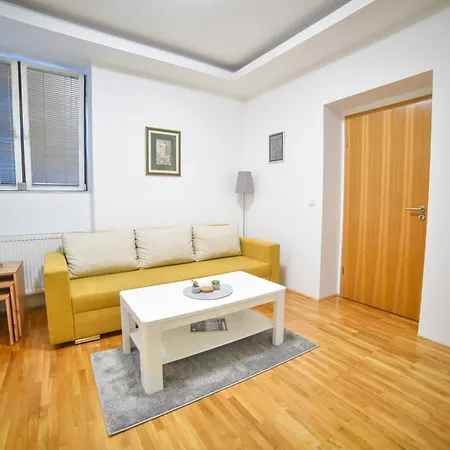 Apartment Apartment In Center - Great Location!