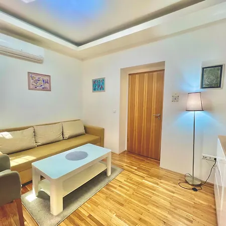 Apartment Apartment In Center - Great Location!